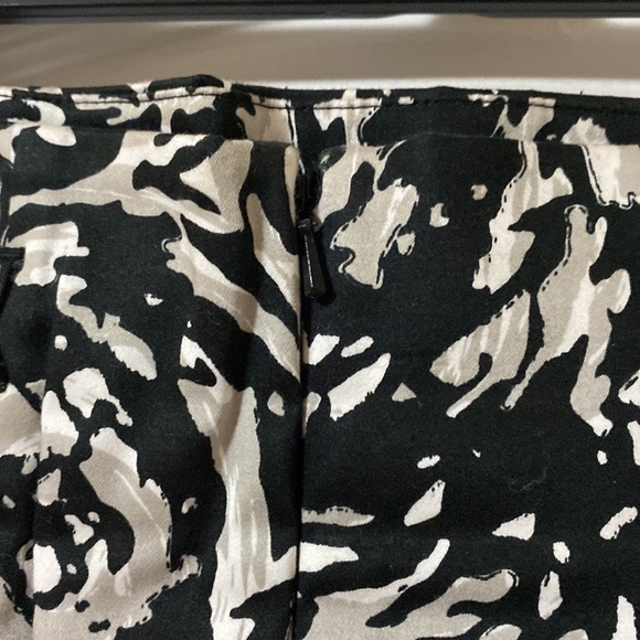 Jacob black, white, grey flower/abstract pencil skirt - Picture 3 of 6